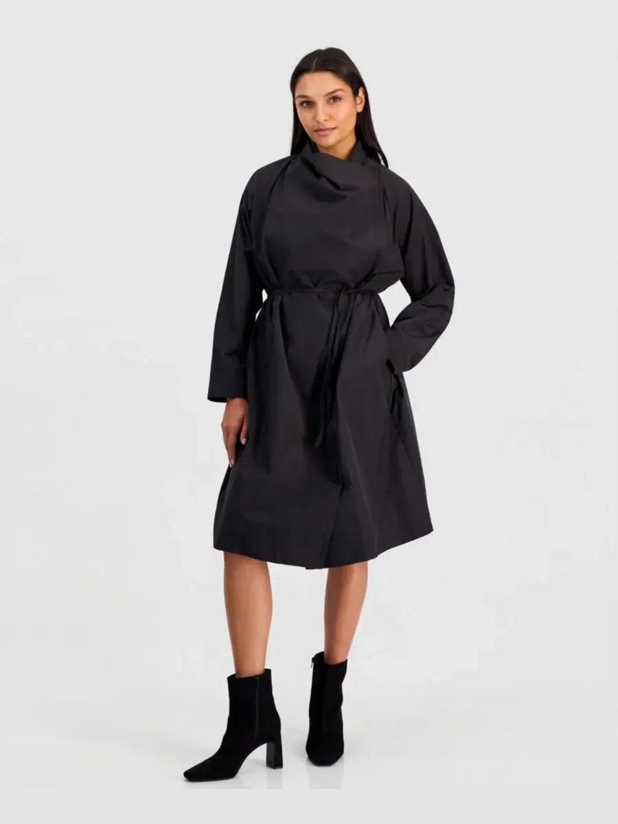 Пальто женское с высоким воротником-драпировкой и съемным поясом Eileen Fisher — изображение 3 из 5, черный