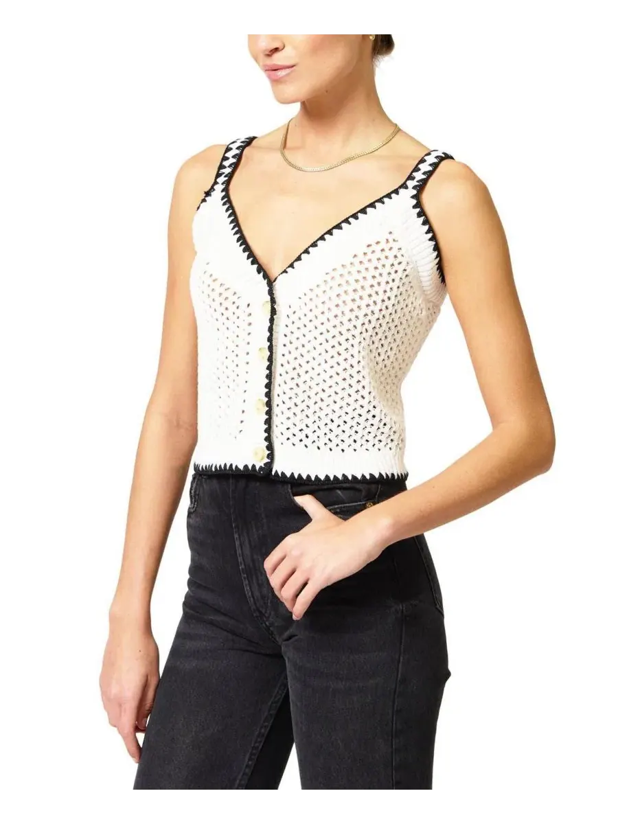 Женский вязаный жилет с ажурным узором, модель Noa Crochet Button Central Park West — изображение 2 из 3