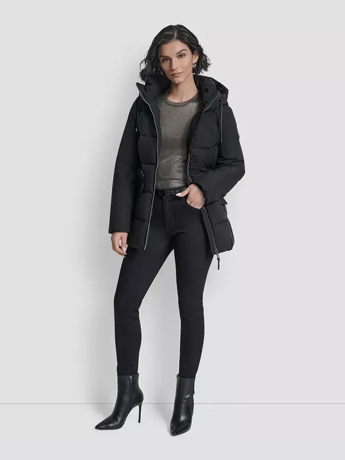 Женское стеганое пальто с капюшоном и поясом DKNY — изображение 2 из 8, черный