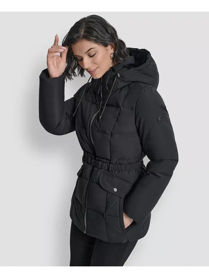 Женское стеганое пальто с капюшоном и поясом DKNY — изображение 7 из 8, черный