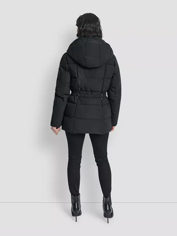 Женское стеганое пальто с капюшоном и поясом DKNY — изображение 8 из 8, черный