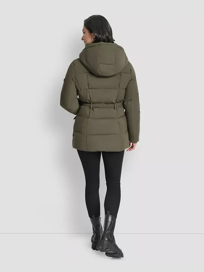 Женское стеганое пальто с капюшоном и поясом DKNY — изображение 9 из 10, лоден