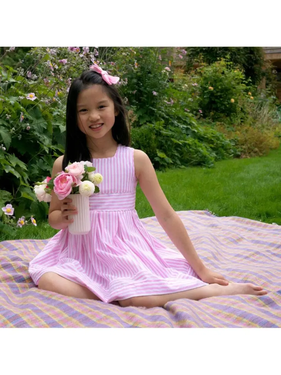 Платье-трапеция из оксфордского хлопка в полоску Pastel Oxford Pleated Stripe Dress Rachel Riley — изображение 3 из 3