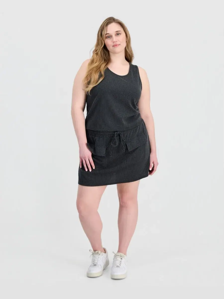 Комплект из топа без рукавов и юбки-шорт с карманами, модель Plus Size Ribbed Knit FULL CIRCLE
