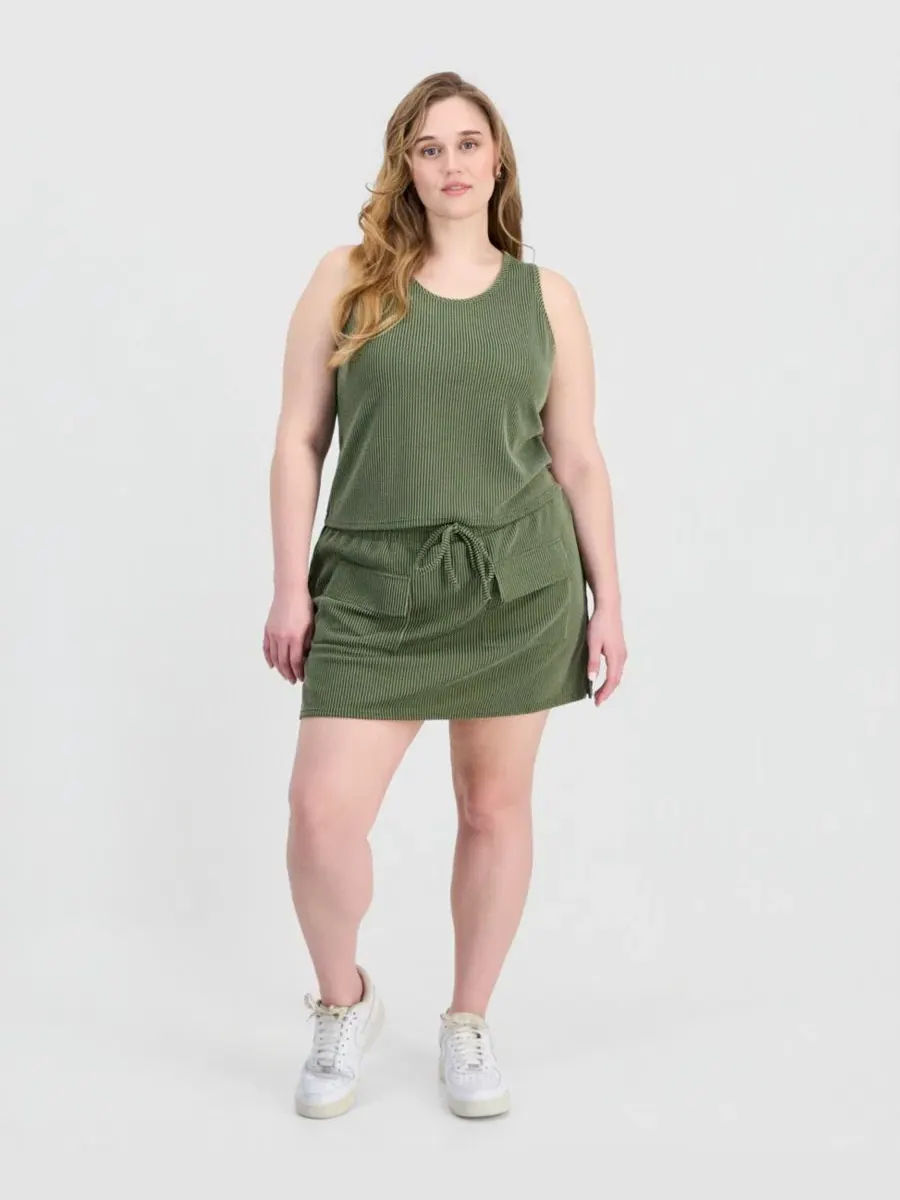 Комплект из топа без рукавов и юбки-шорт с карманами, модель Trendy Plus Size Ribbed Knit — изображение 1 из 3, оливин