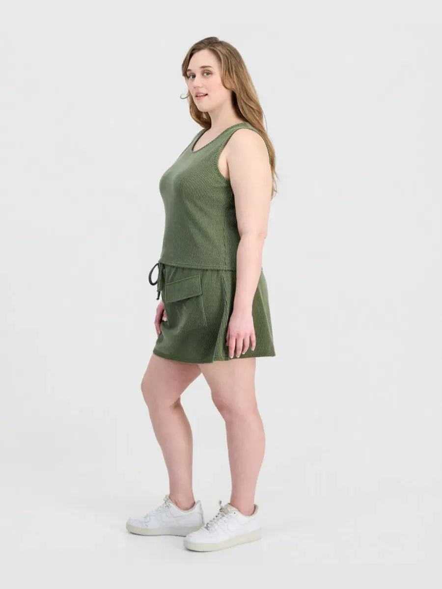 Комплект из топа без рукавов и юбки-шорт с карманами, модель Trendy Plus Size Ribbed Knit — изображение 3 из 3, оливин