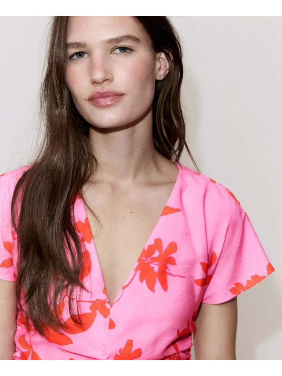 Платье с боковыми сборками и цветочным принтом, модель Ruched Sides Floral MANGO — изображение 4 из 8, розовый