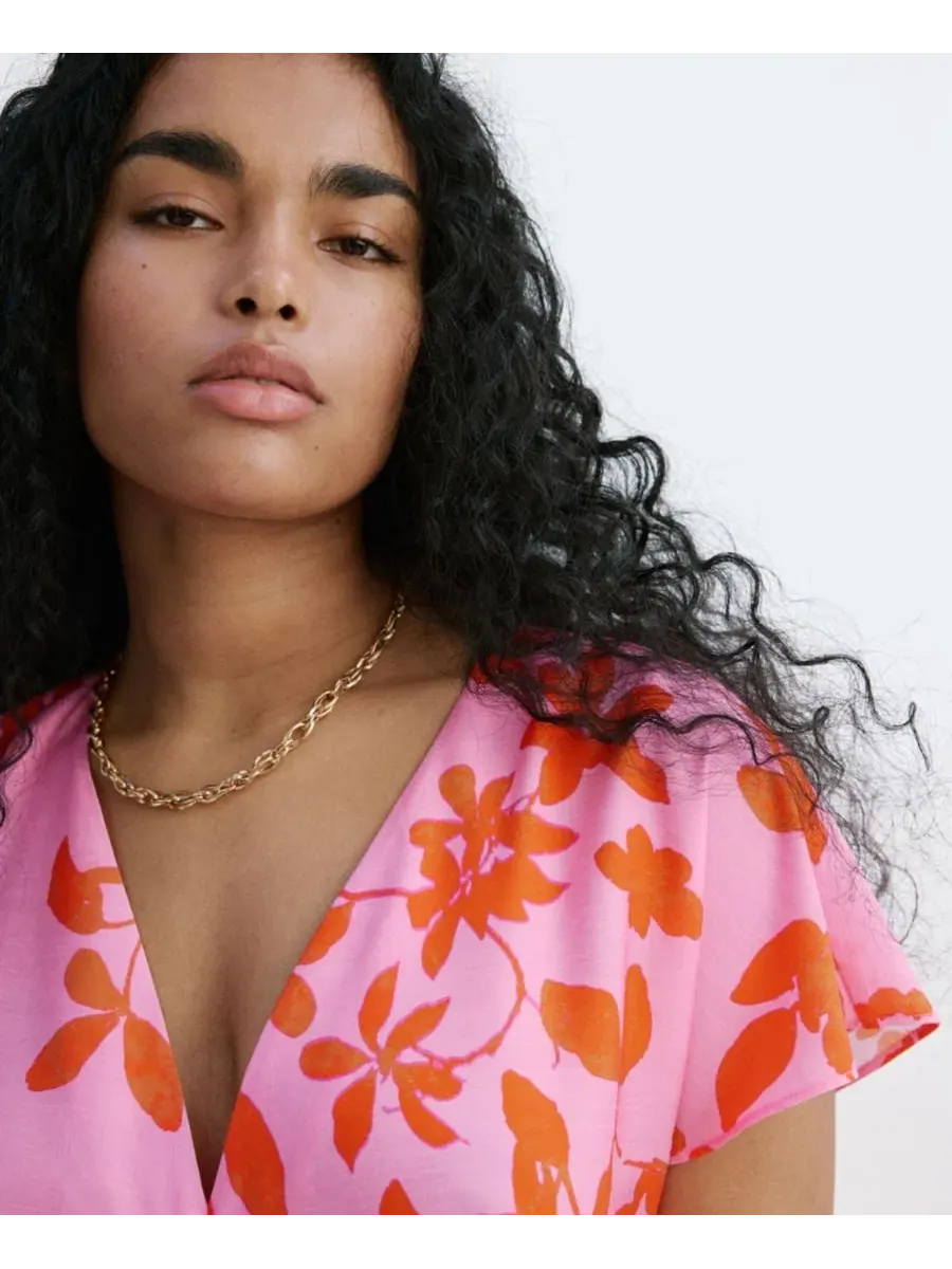 Платье с боковыми сборками и цветочным принтом, модель Ruched Sides Floral MANGO — изображение 6 из 8, розовый