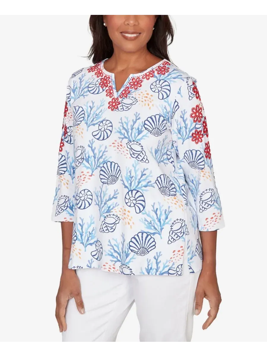Топ с принтом и вышивкой Petite Port Side Shell Print Embroidered Alfred Dunner — изображение 2 из 5, синий мульти