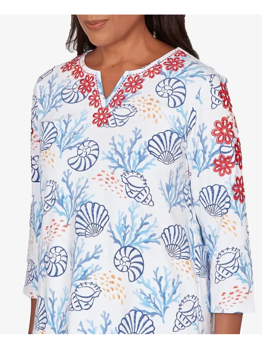 Топ с принтом и вышивкой Petite Port Side Shell Print Embroidered Alfred Dunner — изображение 3 из 5, синий мульти