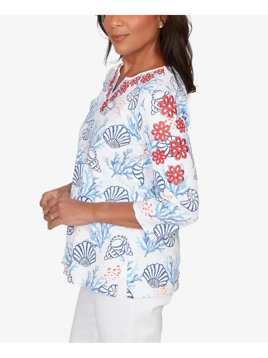 Топ с принтом и вышивкой Petite Port Side Shell Print Embroidered Alfred Dunner — изображение 4 из 5, синий мульти