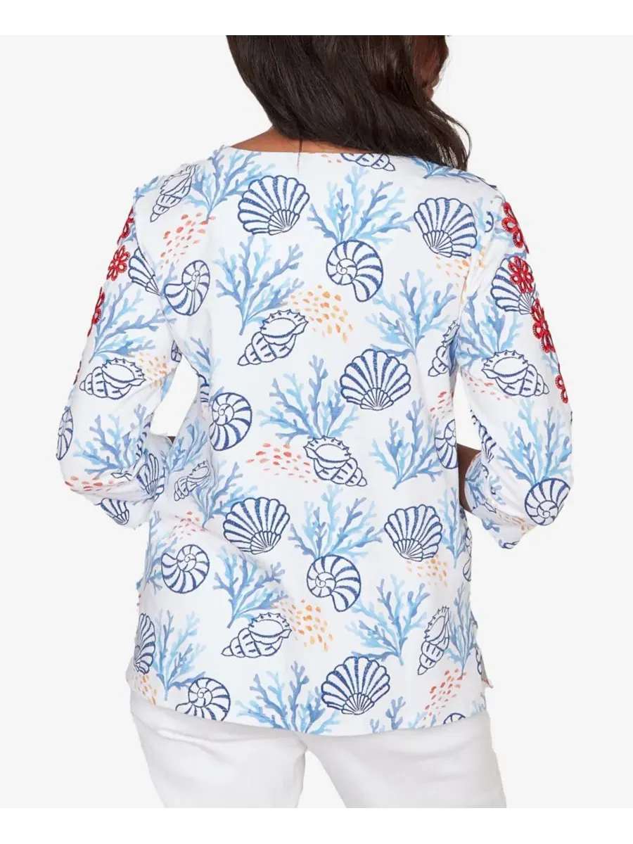 Топ с принтом и вышивкой Petite Port Side Shell Print Embroidered Alfred Dunner — изображение 5 из 5, синий мульти