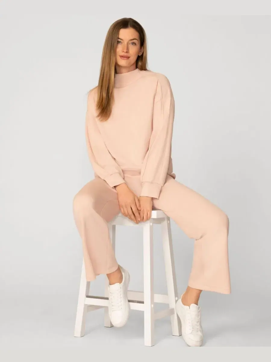 Комплект из топа с высоким воротом и широких брюк, модель Mock-Neck Long-Sleeve Wide-Leg — изображение 4 из 4, розовый