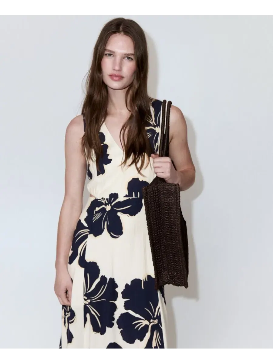 Платье миди с цветочным принтом и вырезами на талии, модель Cutouts Floral-Printed Dress MANGO — изображение 2 из 7, экру