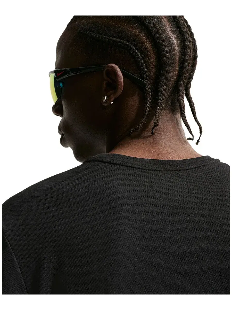 Футболка для бега Dri-FIT Miler с круглым вырезом Nike — изображение 4 из 5, черный/серебристый