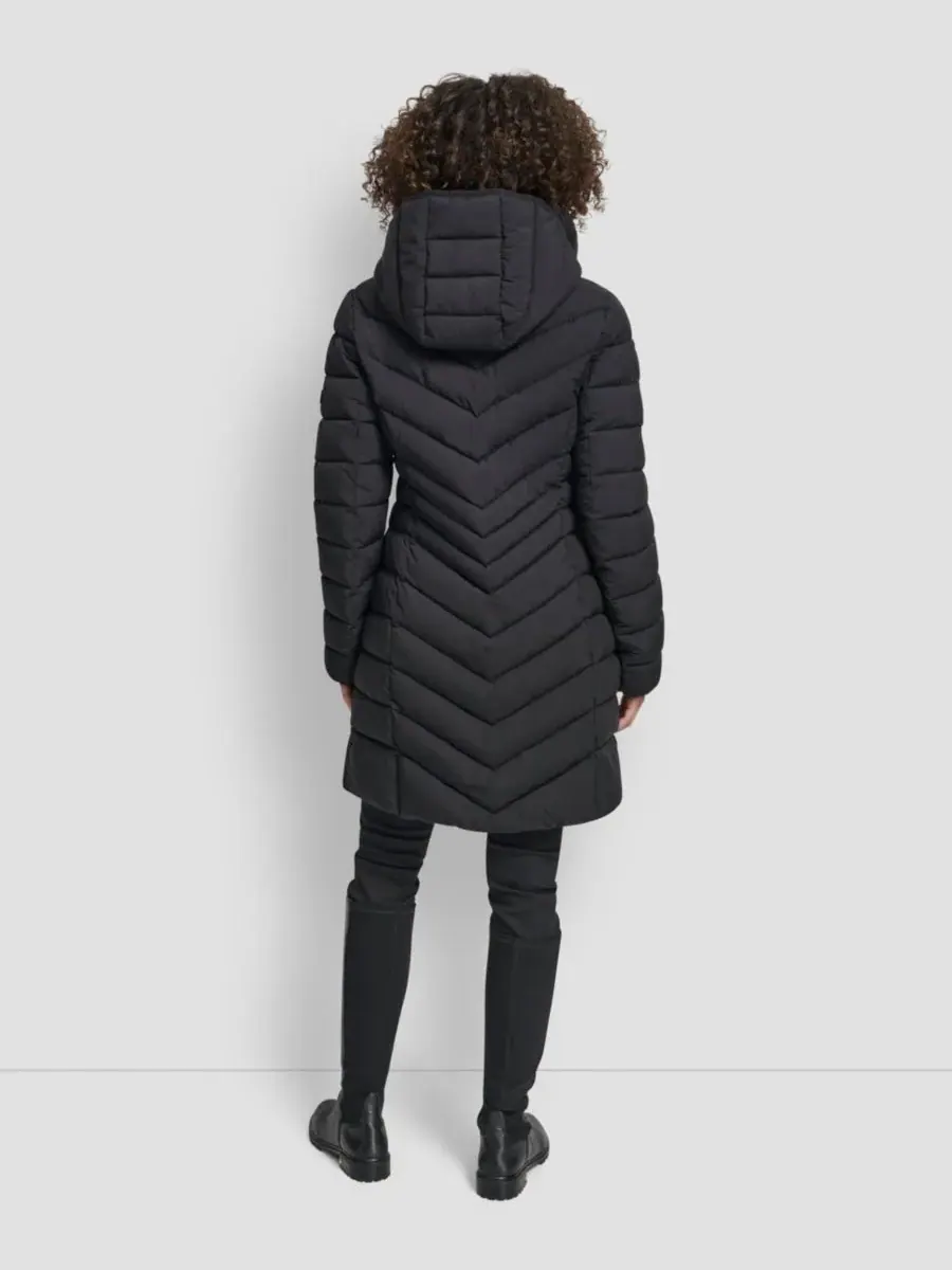 Женское пальто с воротником-стойкой и шевронным узором DKNY — изображение 5 из 6, черный