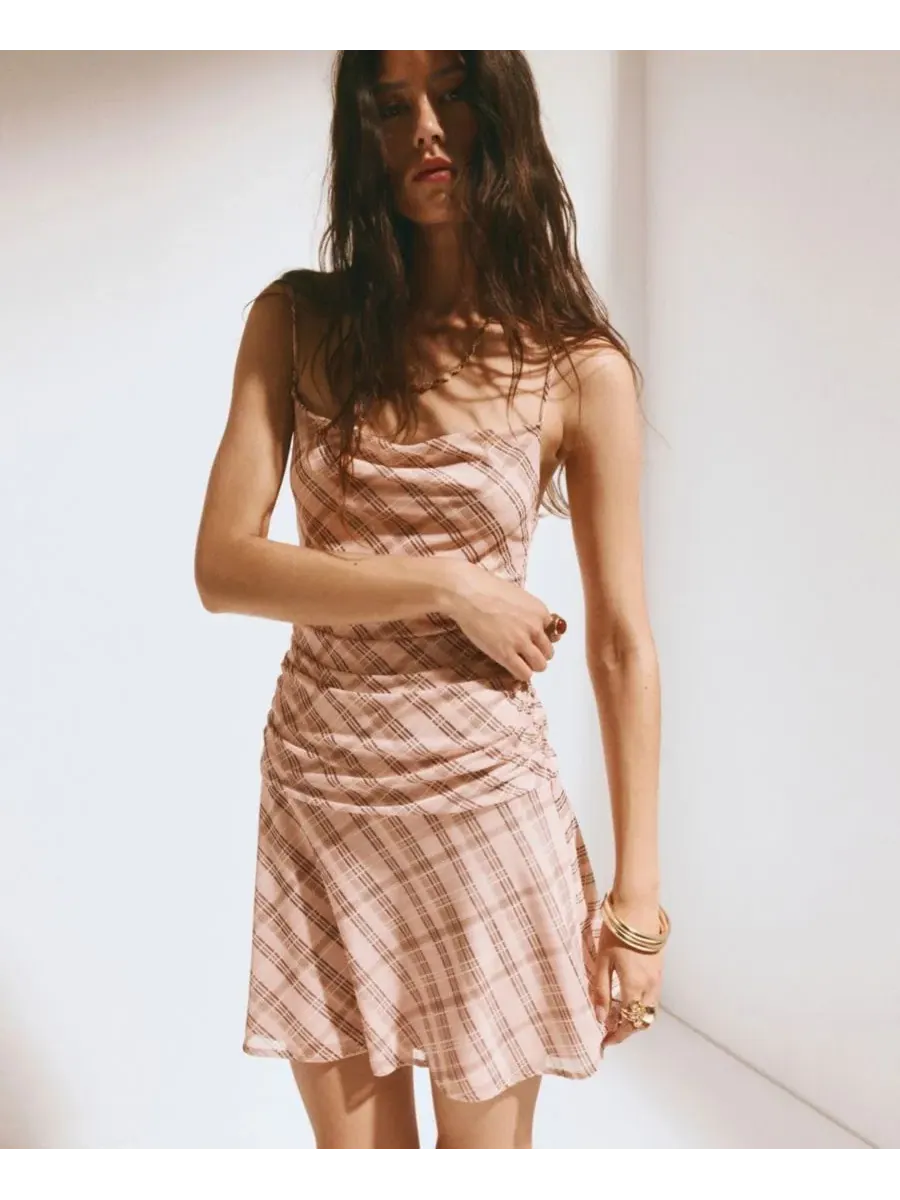 Платье с драпировкой и принтом в клетку Gathered Check Dress MANGO — изображение 5 из 8, розовый
