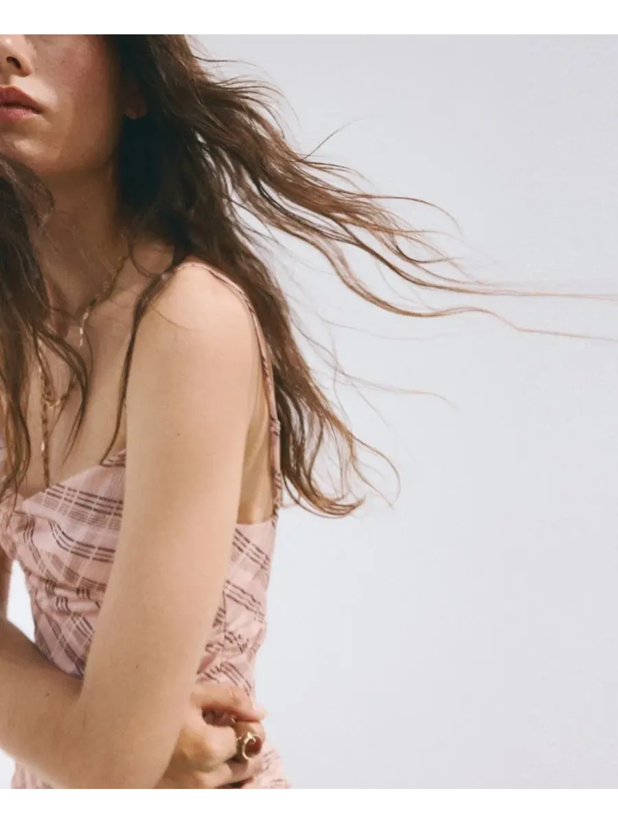 Платье с драпировкой и принтом в клетку Gathered Check Dress MANGO — изображение 6 из 8, розовый
