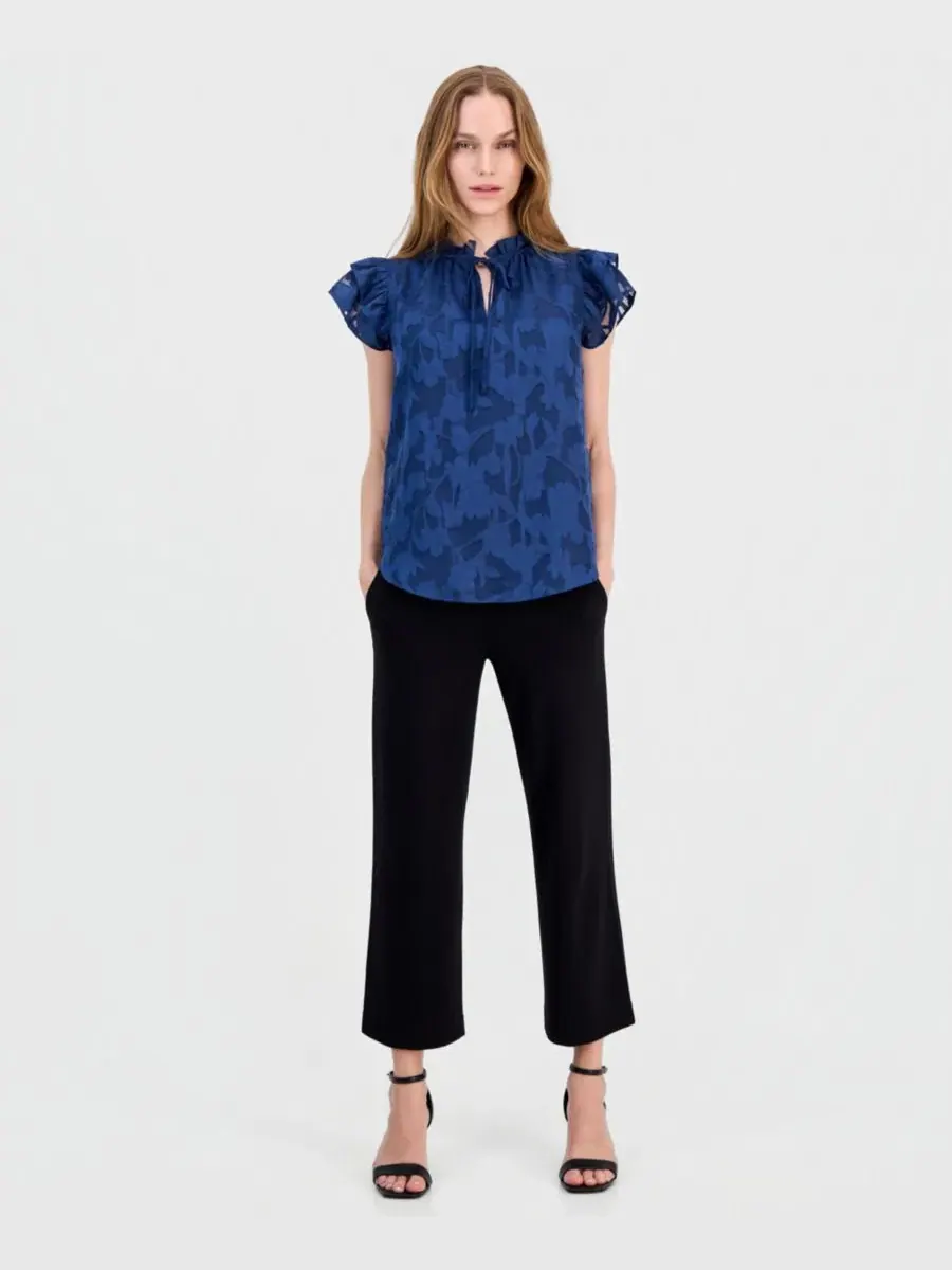 Блузка с рюшами и завязкой спереди Floral Ruffle-Sleeve Tie-Neck Blouse Anne Klein — изображение 3 из 4, синий