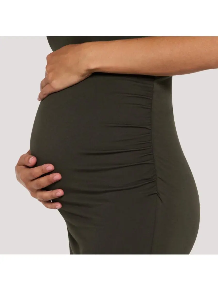 Женское миди-платье без рукавов с боковыми сборками Motherhood Maternity — изображение 2 из 5