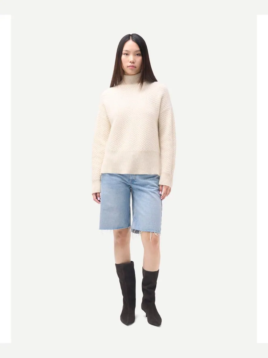 Женский свитер с высоким воротником из монгольского кашемира Gobi Cashmere — изображение 2 из 6, светлый бежевый