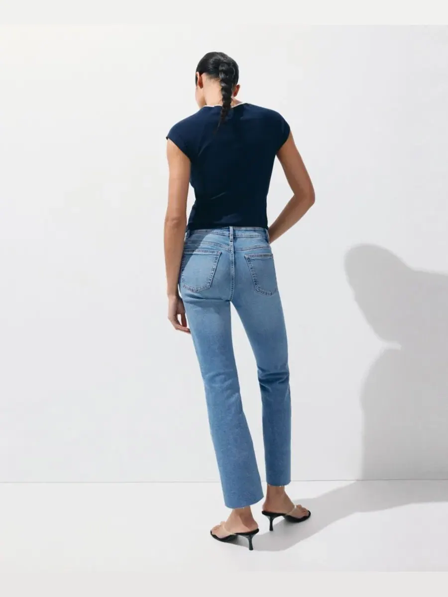 Джинсы-клеш укороченные Sienna Flared Cropped MANGO — изображение 8 из 9, синий