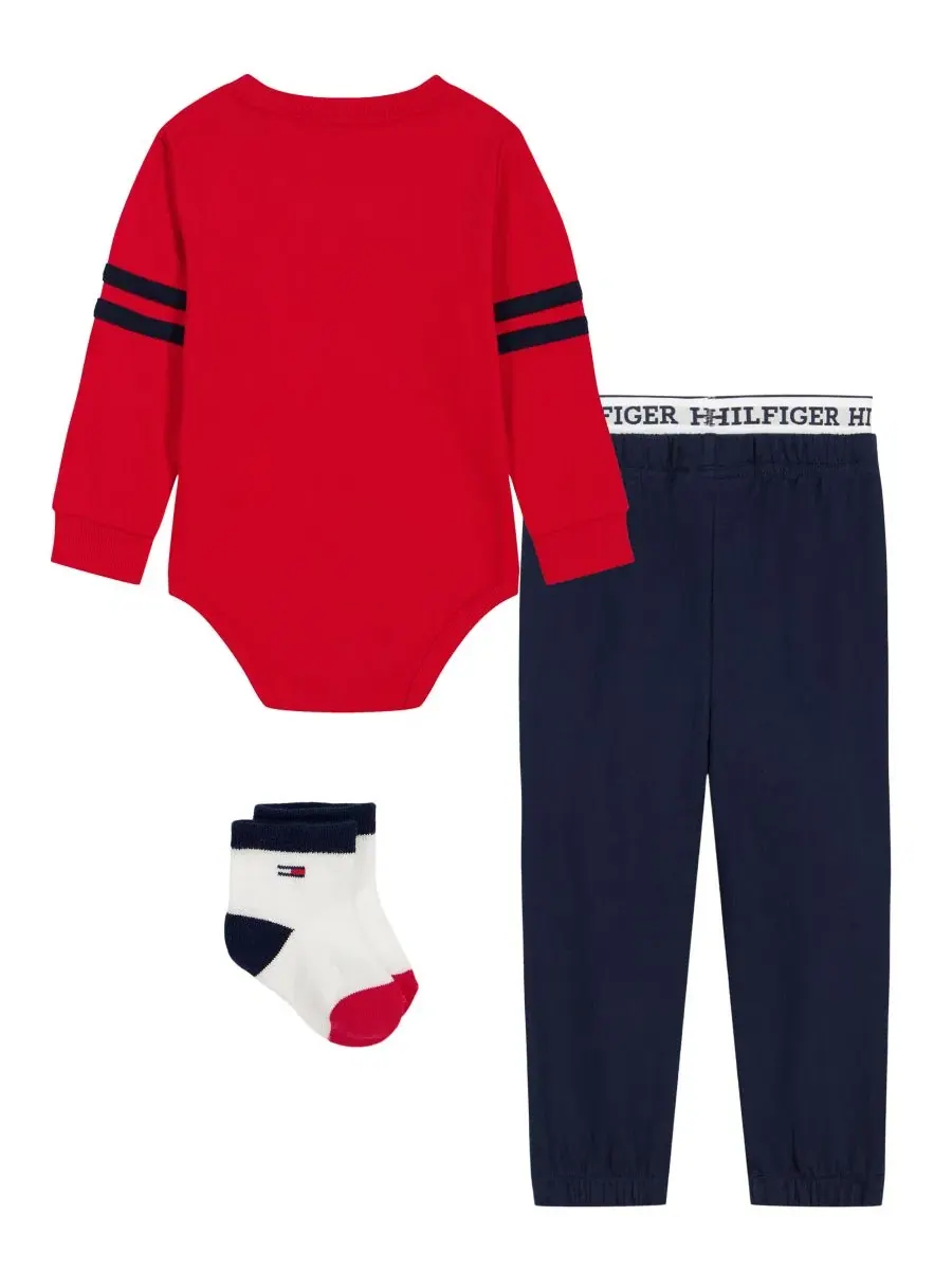 Комплект из 3 предметов: боди с длинным рукавом, брюки и носки Tommy Hilfiger — изображение 2 из 7, красный/темно-синий