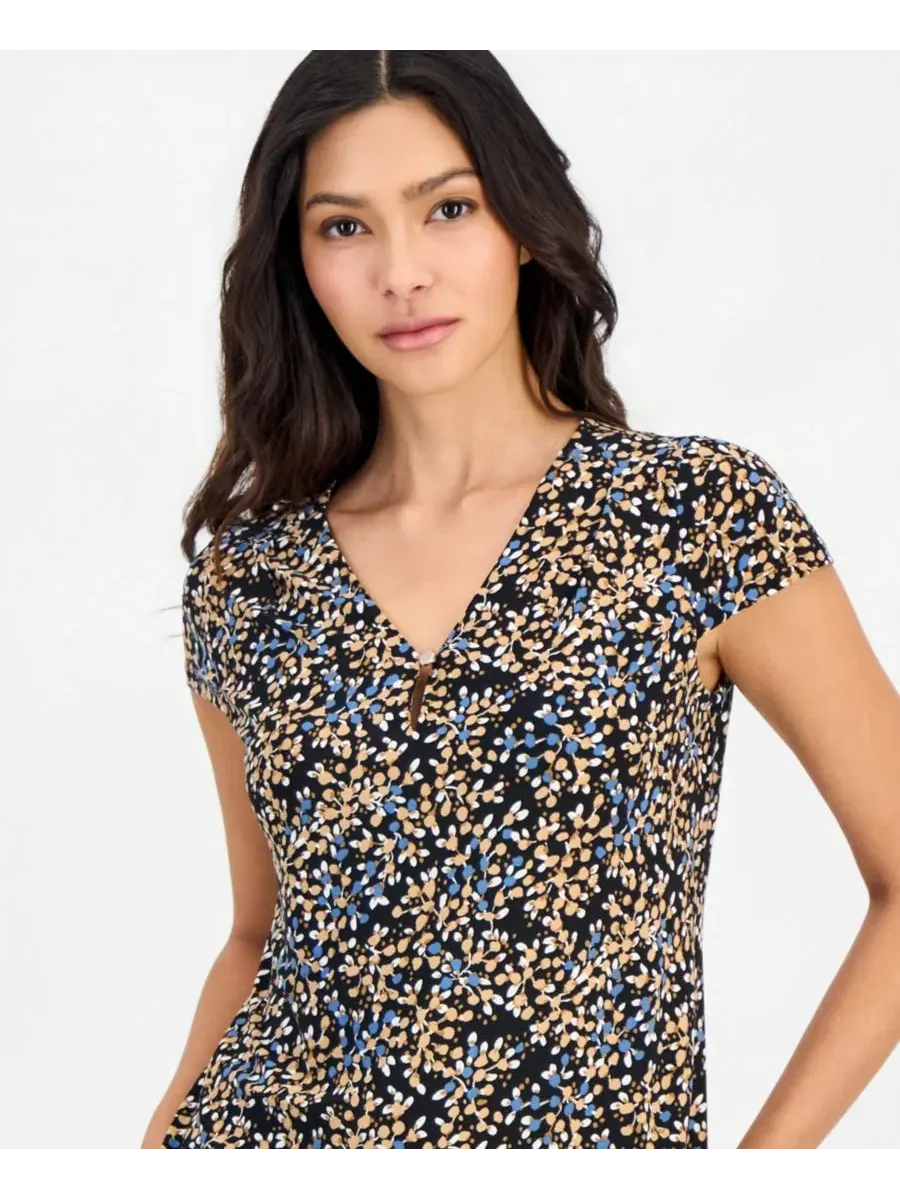 Блуза с принтом, кап-рукавами и плиссированным вырезом Anne Klein Essentials — изображение 3 из 4, черный мульти