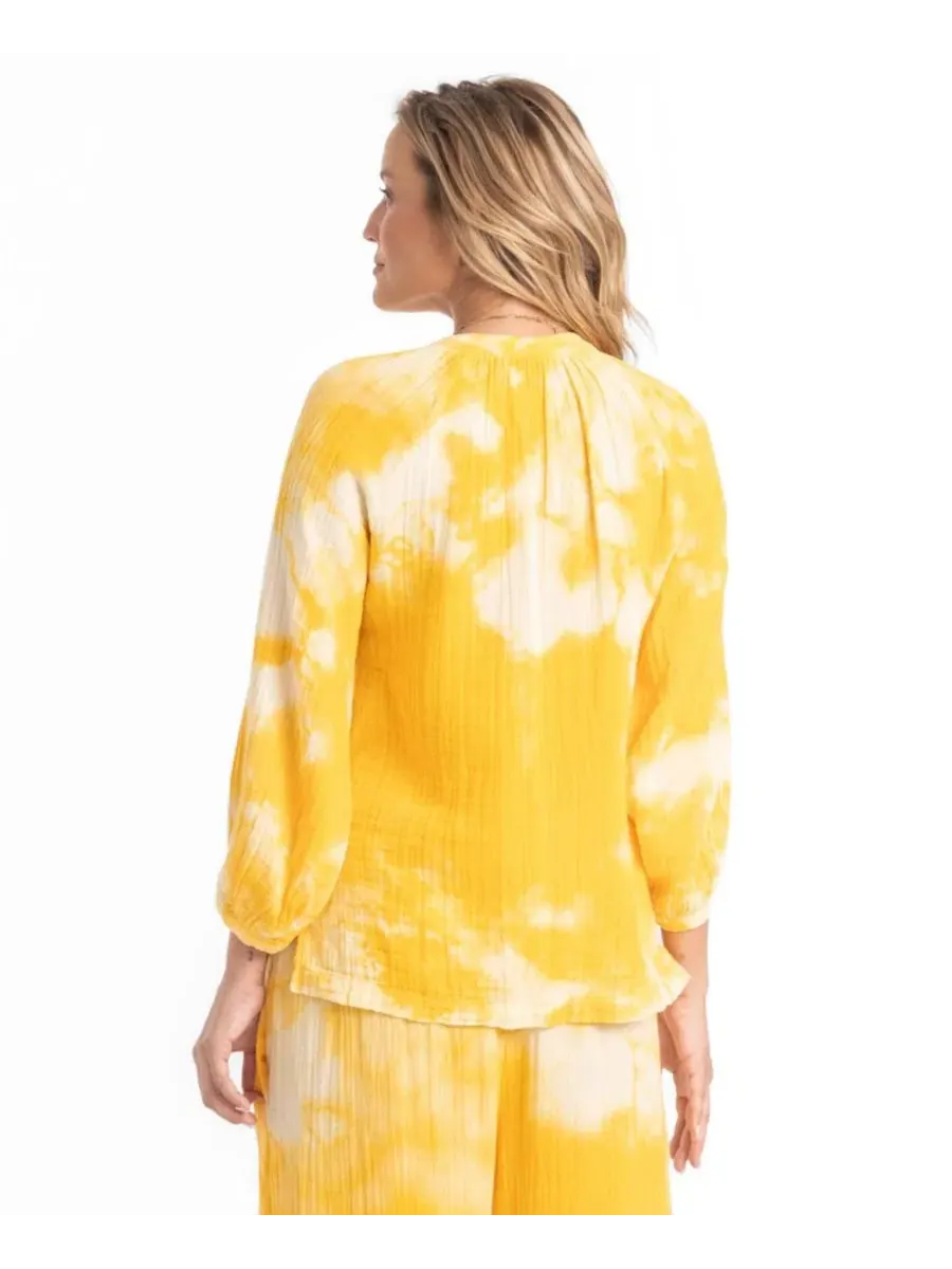 Женская блузка из хлопковой марли с V-образным вырезом Ocean+Main, Sunflower Tie Dye — изображение 2 из 8