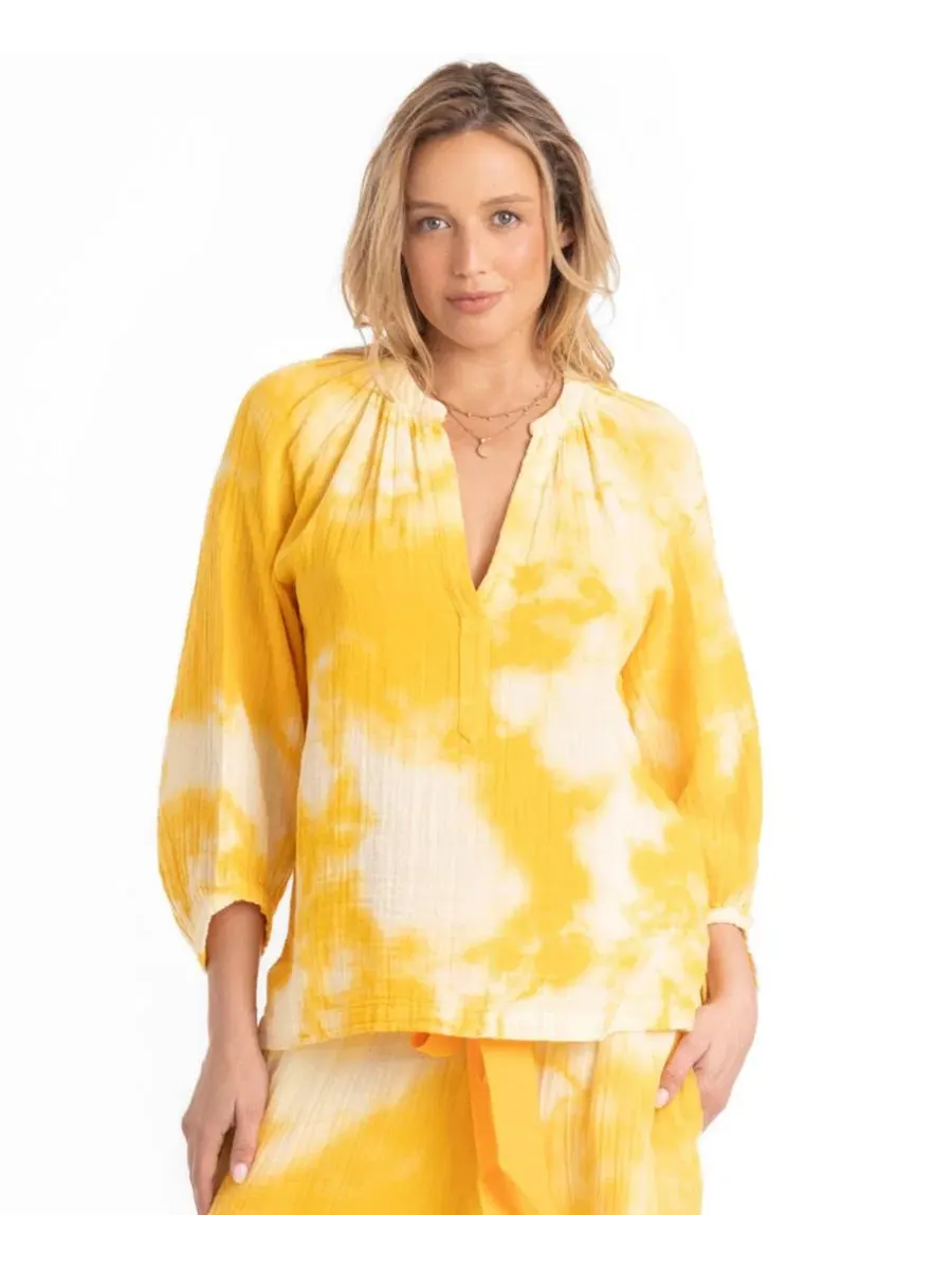 Женская блузка из хлопковой марли с V-образным вырезом Ocean+Main, Sunflower Tie Dye — изображение 3 из 8