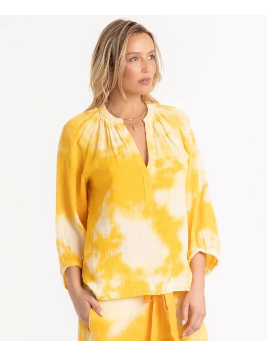 Женская блузка из хлопковой марли с V-образным вырезом Ocean+Main, Sunflower Tie Dye — изображение 4 из 8
