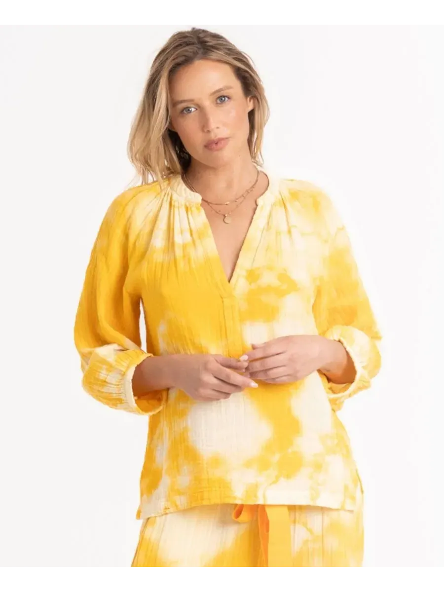 Женская блузка из хлопковой марли с V-образным вырезом Ocean+Main, Sunflower Tie Dye — изображение 7 из 8