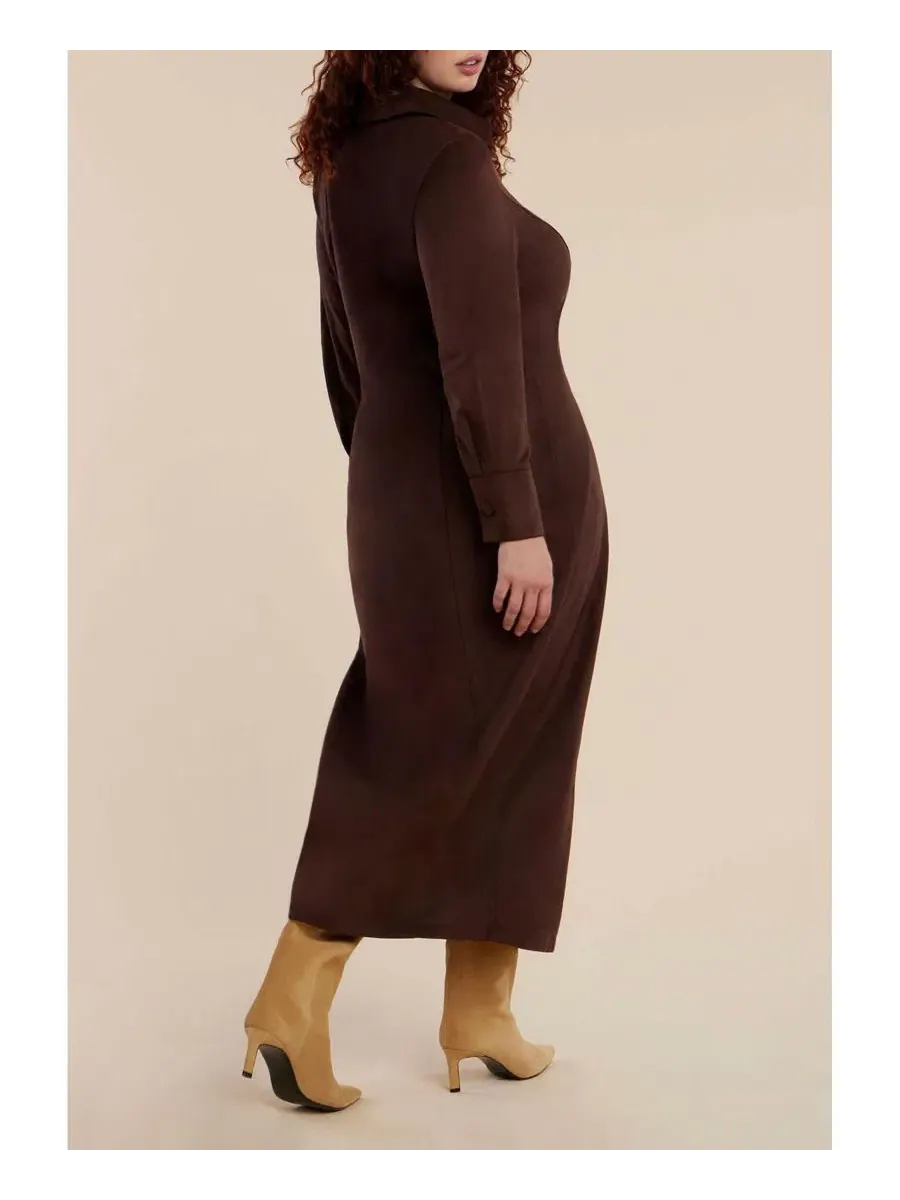 Платье-рубашка макси из искусственной замши с воротником, модель Suede Shirt Dress ELOQUII — изображение 2 из 4, шоколадный