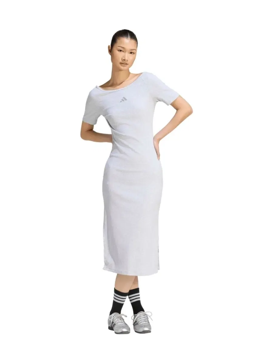 Платье женское с мелкой рифленой текстурой, с коротким рукавом, Logo Ribbed Dress adidas — изображение 2 из 5, светлый серый