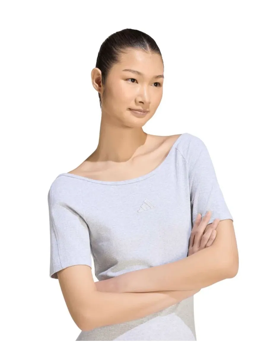 Платье женское с мелкой рифленой текстурой, с коротким рукавом, Logo Ribbed Dress adidas — изображение 3 из 5, светлый серый