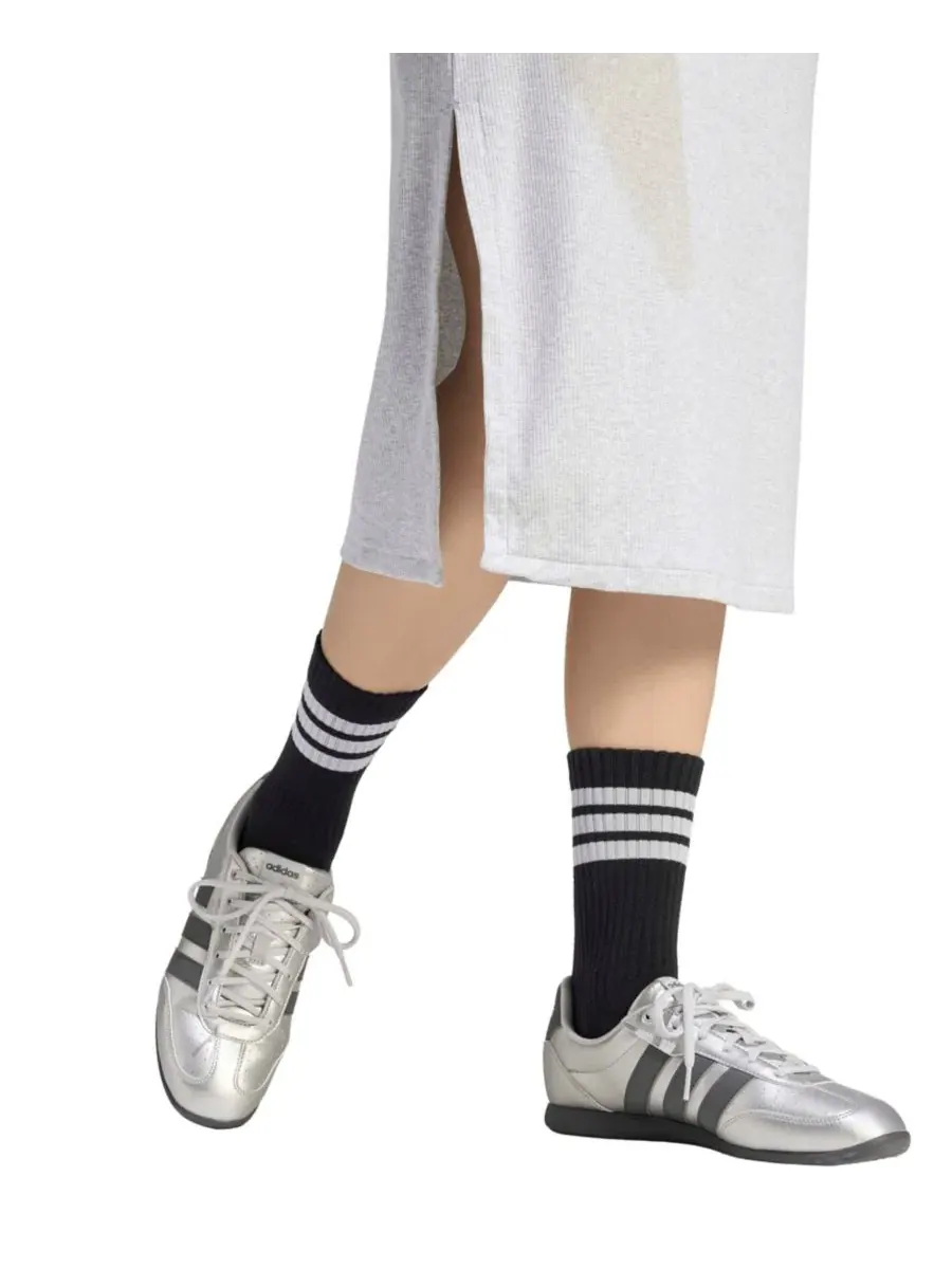 Платье женское с мелкой рифленой текстурой, с коротким рукавом, Logo Ribbed Dress adidas — изображение 4 из 5, светлый серый
