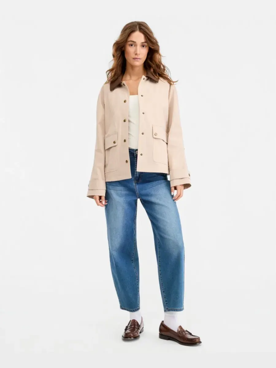 Куртка-бомбер с контрастным воротником, модель Contrast-Collar Snap-Front Barn Jacket Maralyn & Me — изображение 3 из 3