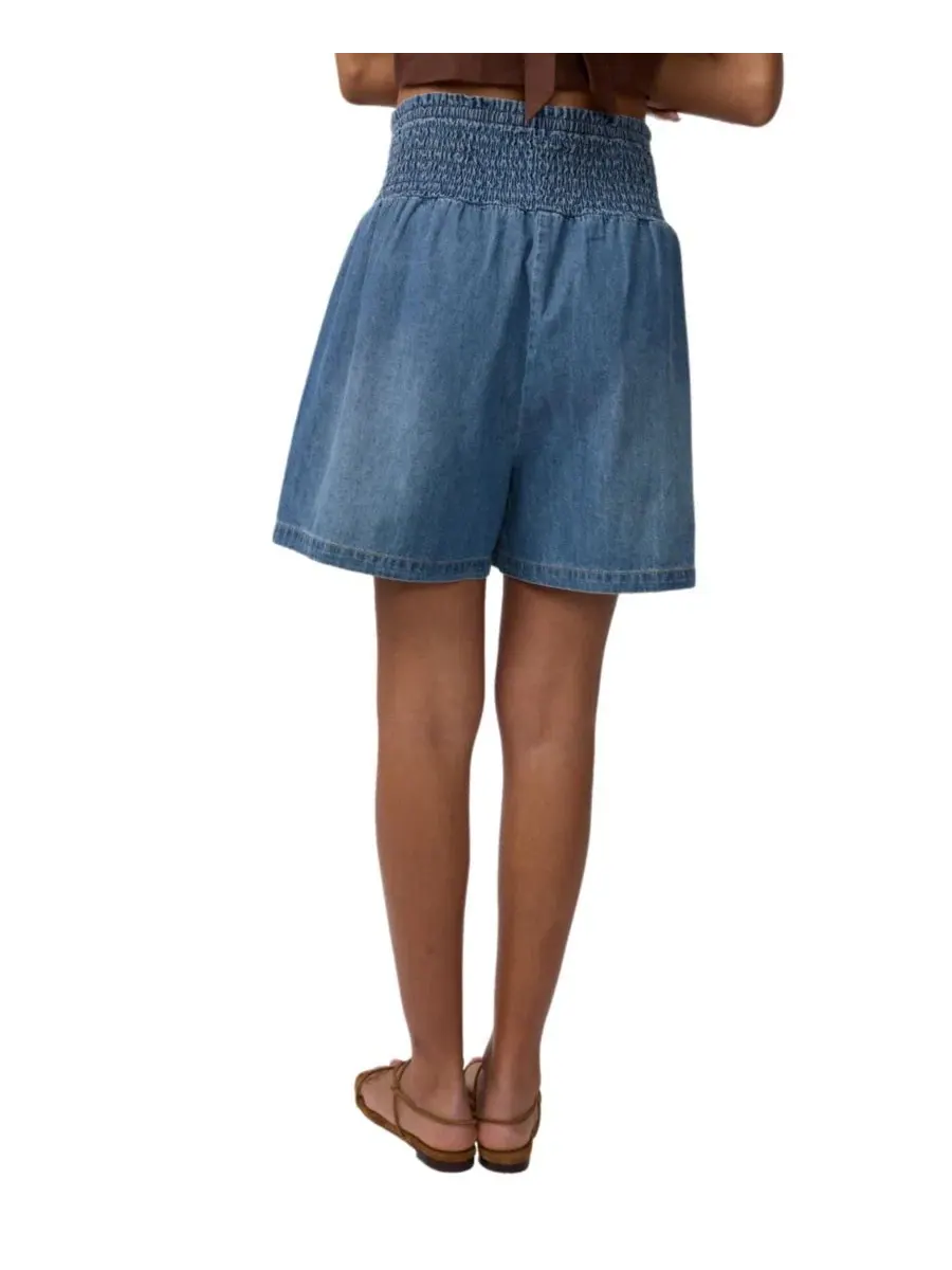Шорты с запахом из денима Smocked Soft Denim Ingrid + Isabel — изображение 3 из 4, средняя отмывка