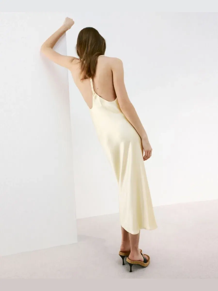 Платье из атласа с открытой спиной Back Detail Satin MANGO — изображение 3 из 7, желтый