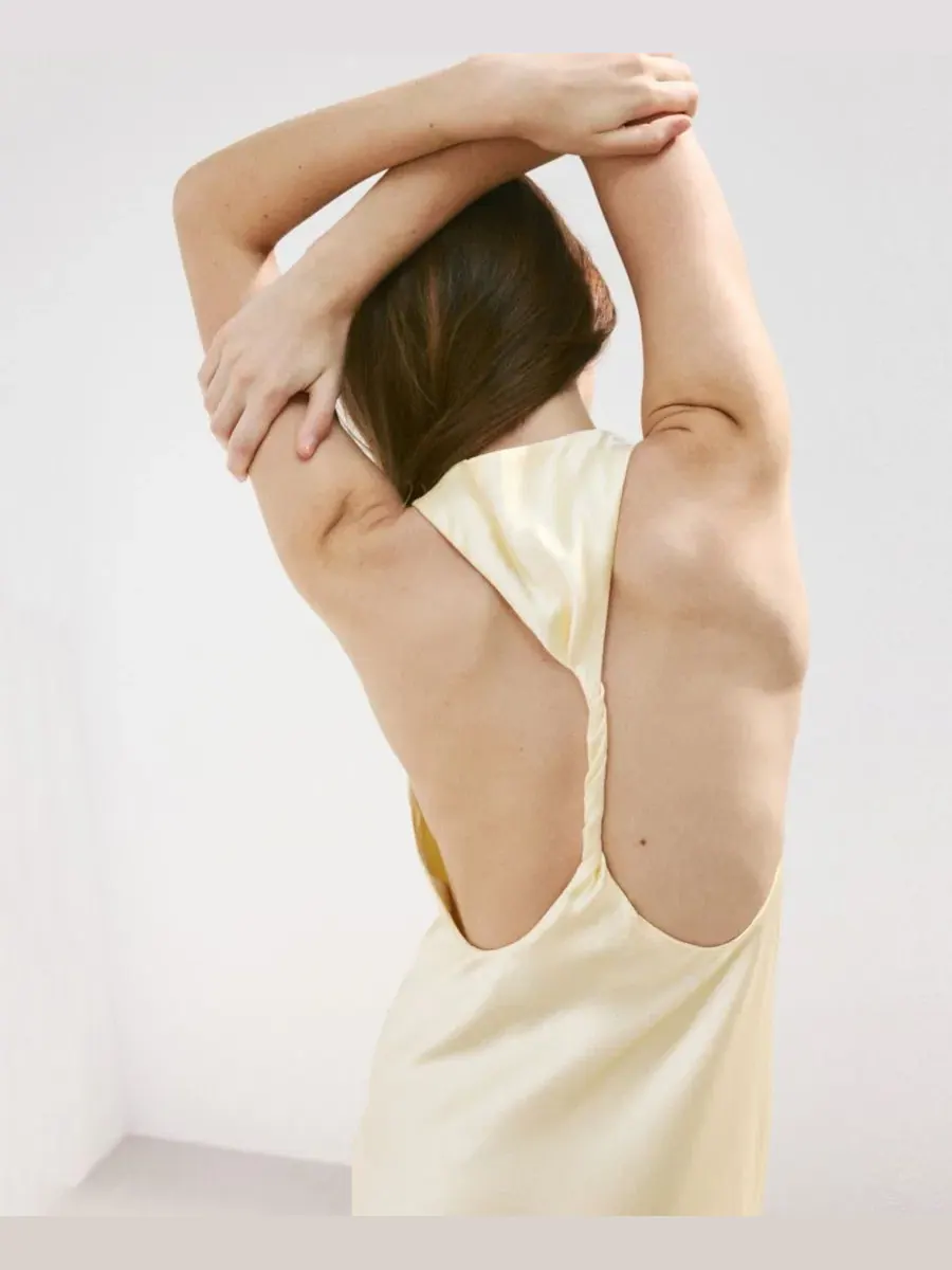 Платье из атласа с открытой спиной Back Detail Satin MANGO — изображение 5 из 7, желтый