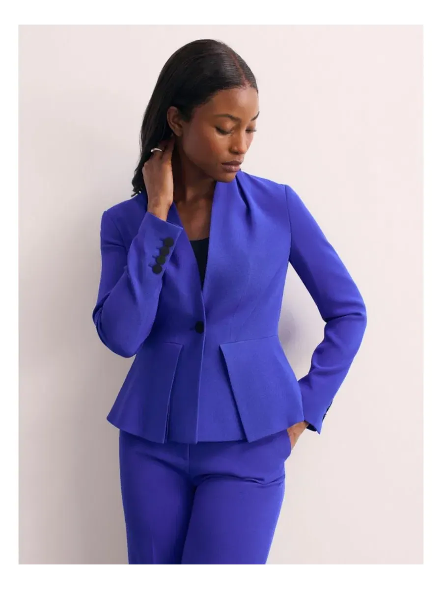 Приталенный жакет-пеплум с воротником без отворота Clifton Fitted Peplum Crepe Blazer The Fold — изображение 2 из 7, синий