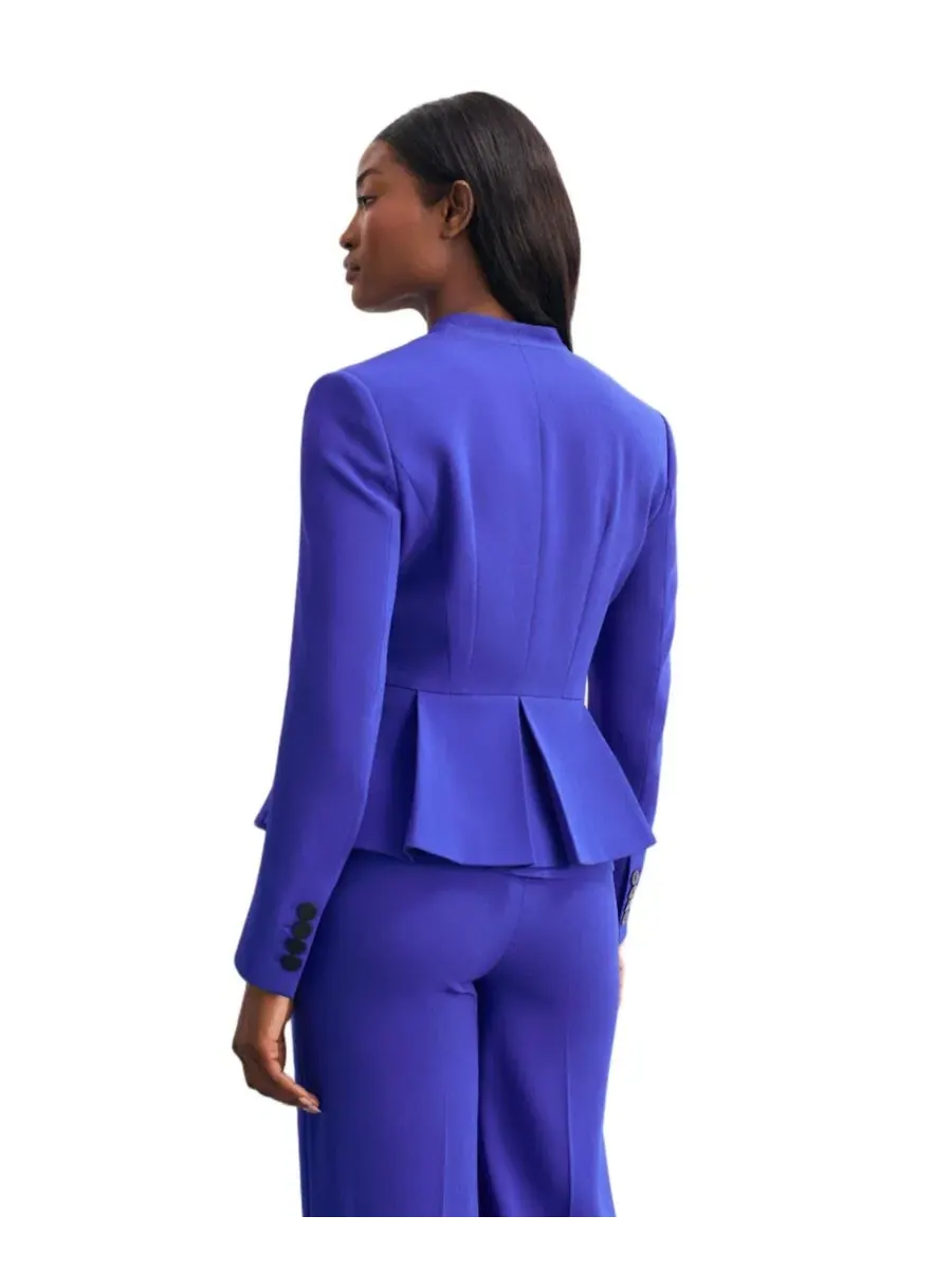 Приталенный жакет-пеплум с воротником без отворота Clifton Fitted Peplum Crepe Blazer The Fold — изображение 3 из 7, синий