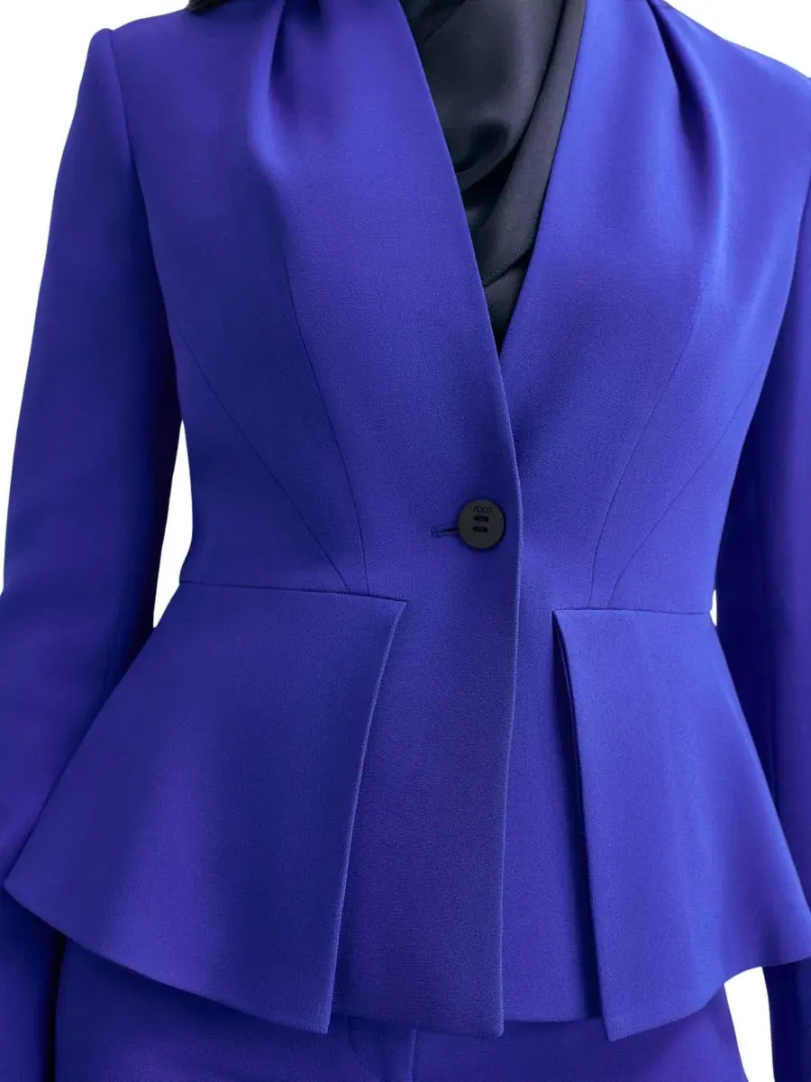 Приталенный жакет-пеплум с воротником без отворота Clifton Fitted Peplum Crepe Blazer The Fold — изображение 4 из 7, синий