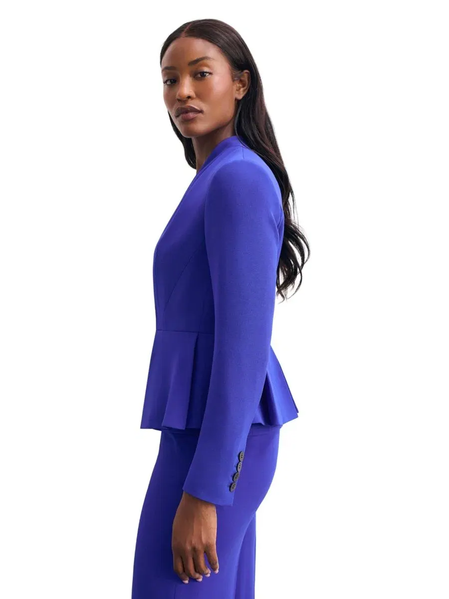 Приталенный жакет-пеплум с воротником без отворота Clifton Fitted Peplum Crepe Blazer The Fold — изображение 5 из 7, синий