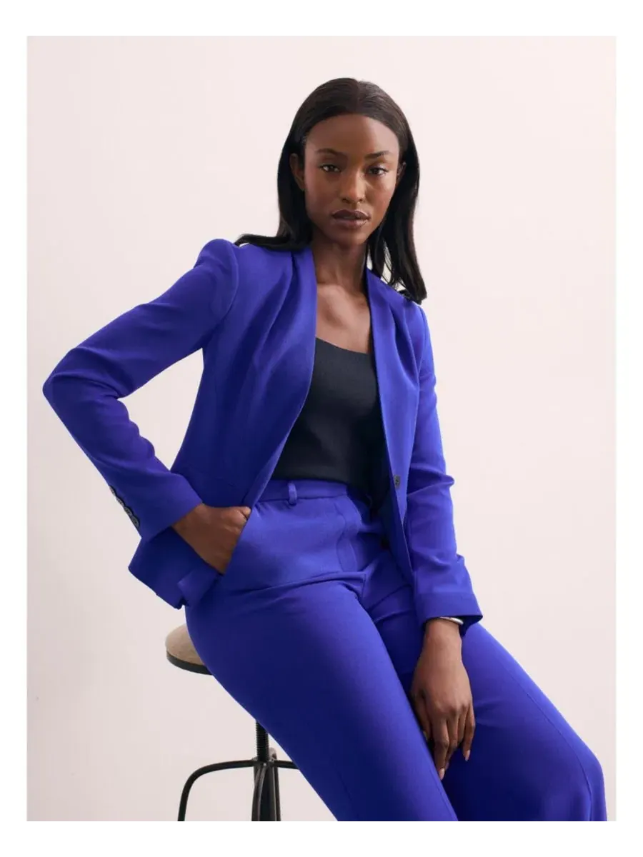 Приталенный жакет-пеплум с воротником без отворота Clifton Fitted Peplum Crepe Blazer The Fold — изображение 6 из 7, синий