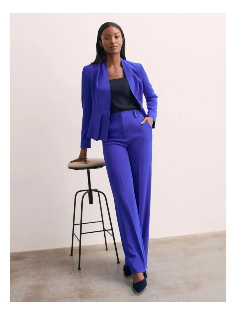 Приталенный жакет-пеплум с воротником без отворота Clifton Fitted Peplum Crepe Blazer The Fold — изображение 7 из 7, синий