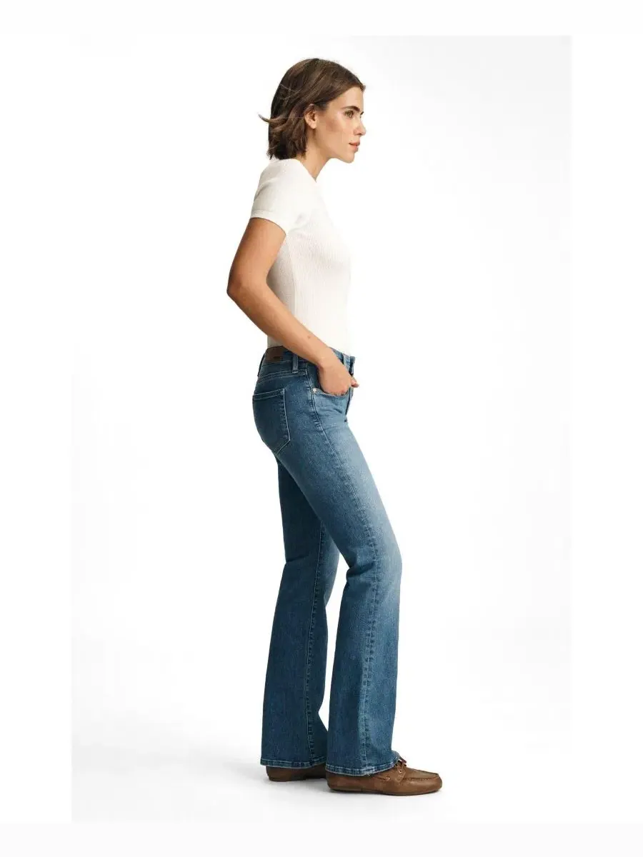 Джинсы клеш с заниженной талией Mavi Vicky Mid Rise Bootcut — изображение 2 из 6, синий синий