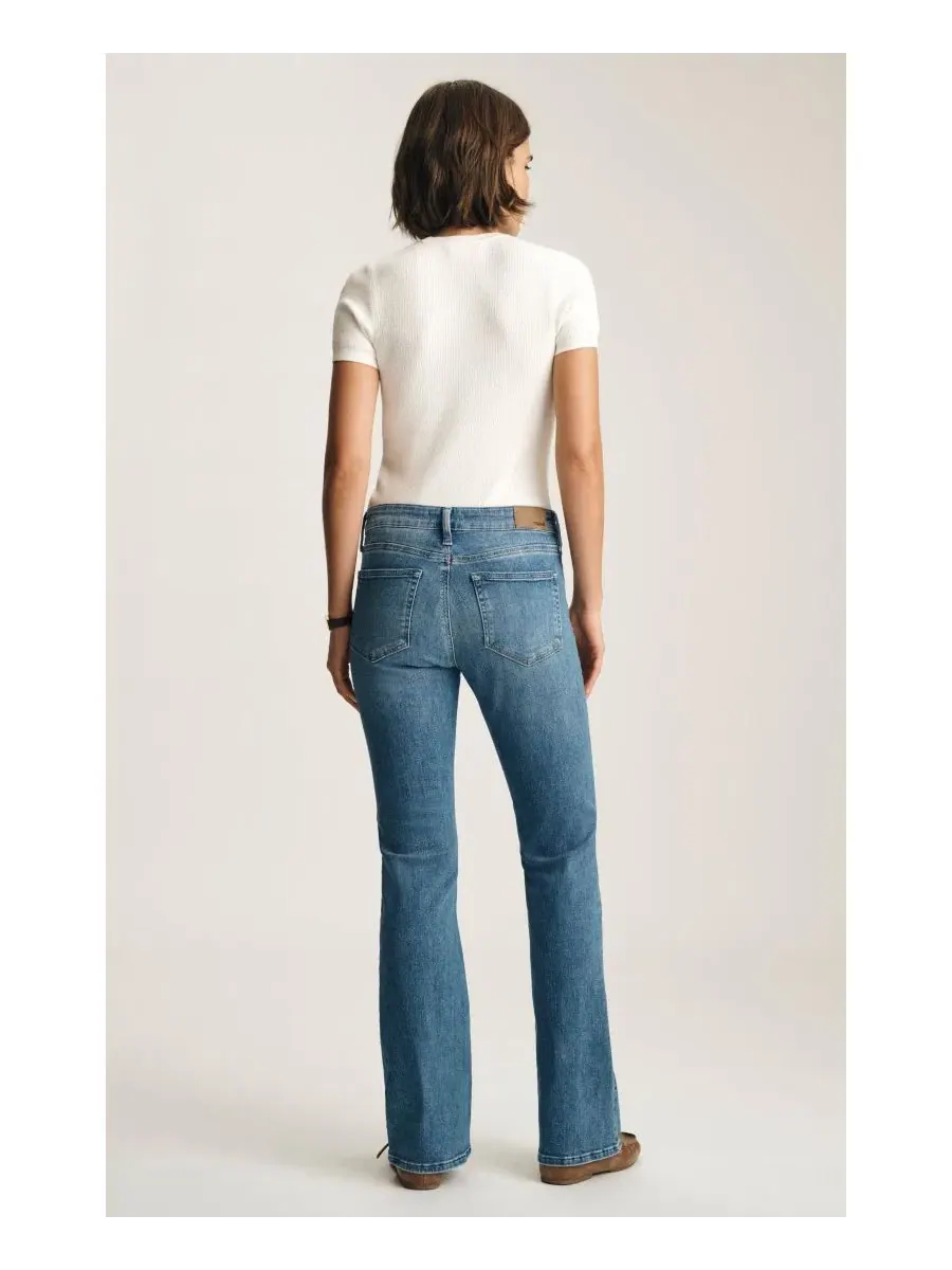Джинсы клеш с заниженной талией Mavi Vicky Mid Rise Bootcut — изображение 4 из 6, синий синий