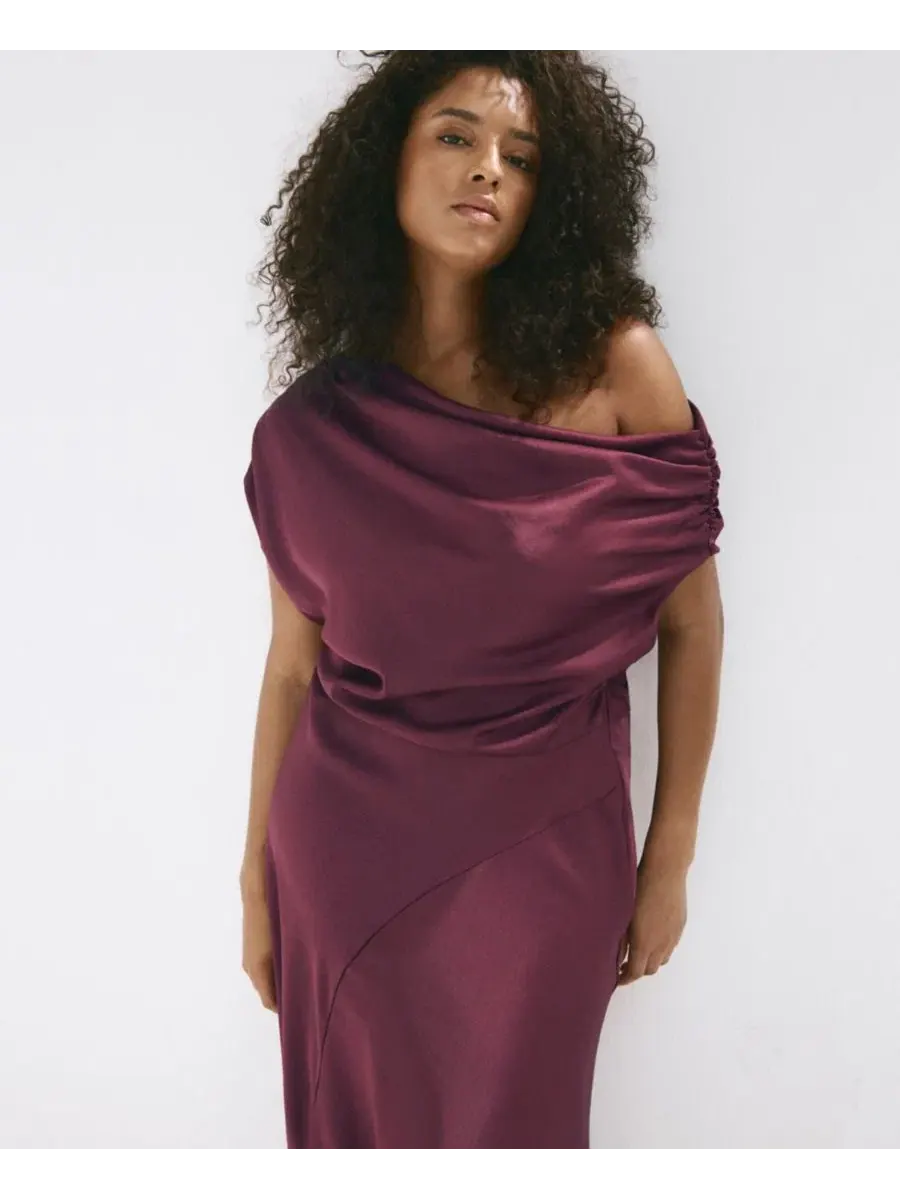 Платье с асимметричным вырезом и драпировкой, модель Asymmetrical Ruched Off-the-Shoulder MANGO — изображение 2 из 5, красный