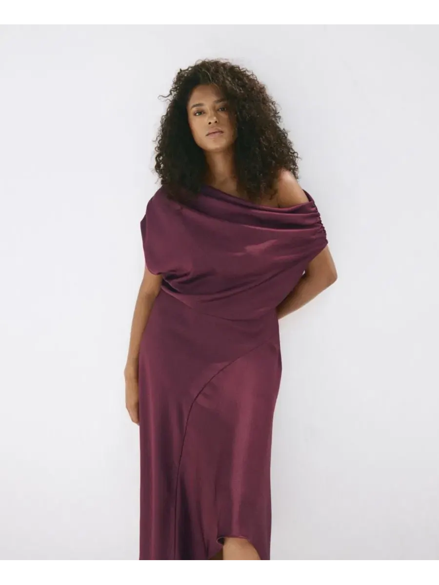 Платье с асимметричным вырезом и драпировкой, модель Asymmetrical Ruched Off-the-Shoulder MANGO — изображение 3 из 5, красный